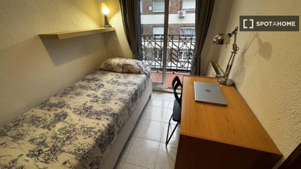 Chambre à louer dans un appartement de 4 chambres à Ríos Rosas, Madrid