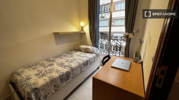 Chambre à louer dans un appartement de 4 chambres à Ríos Rosas, Madrid