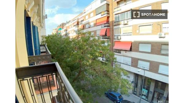 Chambre à louer dans un appartement de 4 chambres à Ríos Rosas, Madrid