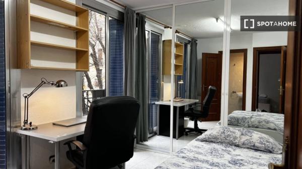 Chambre à louer dans un appartement de 4 chambres à Ríos Rosas, Madrid