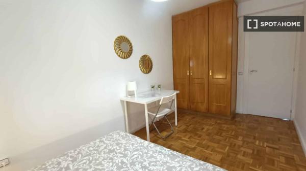 Se alquila habitación en piso de 2 dormitorios en madrid.