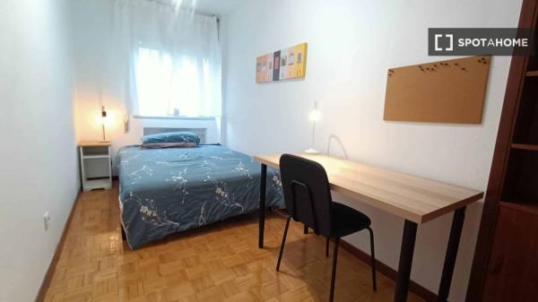 Room for rent in 2-bedroom apartment in Arganzuela , Madrid