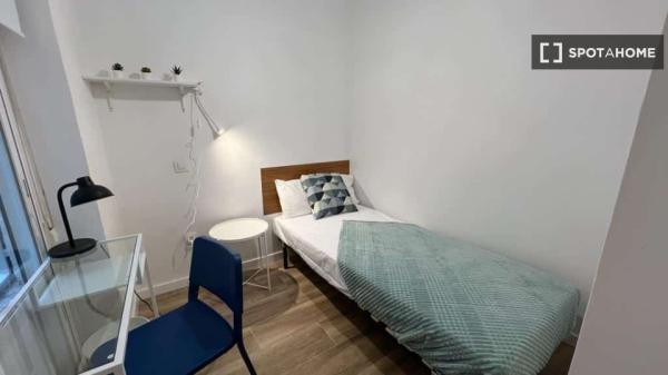 Apartamento de 2 dormitorios en alquiler en Justicia, Madrid