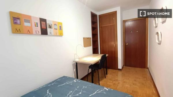 Room for rent in 2-bedroom apartment in Arganzuela , Madrid