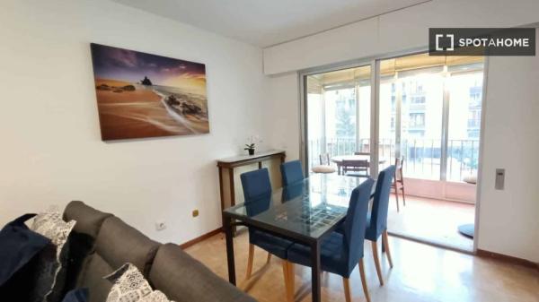 Room for rent in 2-bedroom apartment in Arganzuela , Madrid