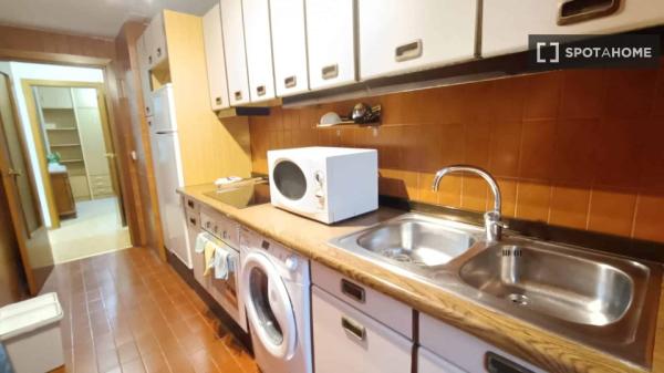 Room for rent in 2-bedroom apartment in Arganzuela , Madrid