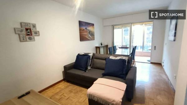 Room for rent in 2-bedroom apartment in Arganzuela , Madrid