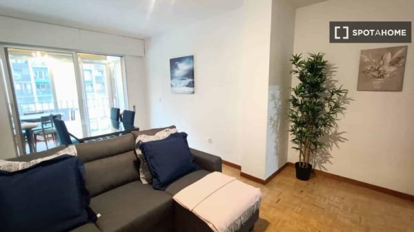 Room for rent in 2-bedroom apartment in Arganzuela , Madrid