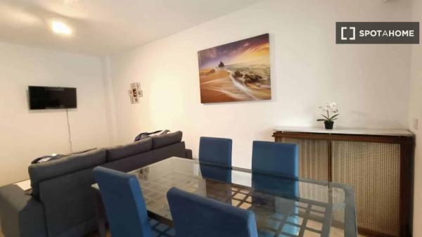 Room for rent in 2-bedroom apartment in Arganzuela , Madrid