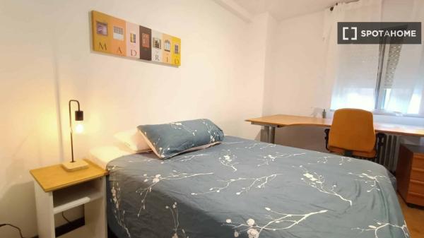 Room for rent in 2-bedroom apartment in Arganzuela , Madrid