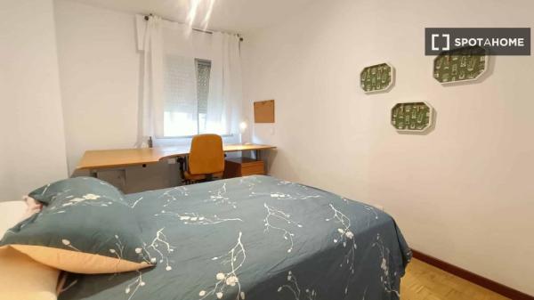 Room for rent in 2-bedroom apartment in Arganzuela , Madrid