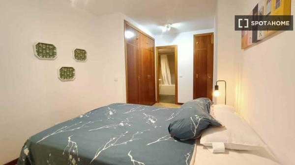 Room for rent in 2-bedroom apartment in Arganzuela , Madrid