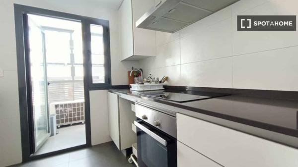 Se alquila habitación en apartamento de 3 dormitorios en Madrid