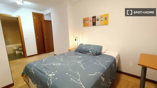 Room for rent in 2-bedroom apartment in Arganzuela , Madrid