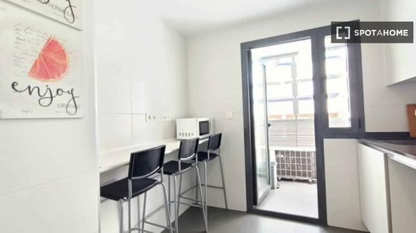 Se alquila habitación en apartamento de 3 dormitorios en Madrid