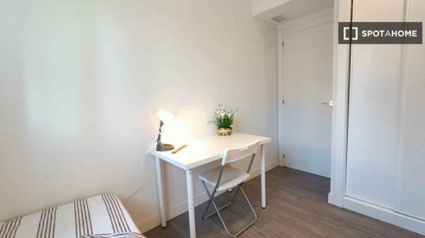 Se alquila habitación en apartamento de 3 dormitorios en Madrid