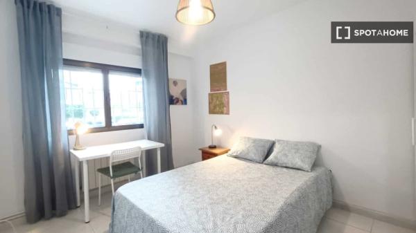 Se alquila habitación en piso de 4 dormitorios en Madrid