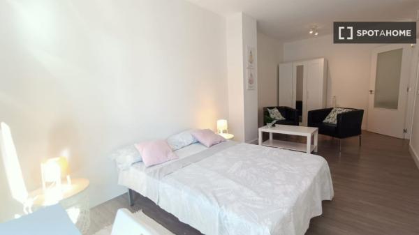 Chambre à louer dans un appartement de 3 chambres à Madrid