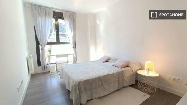 Se alquila habitación en apartamento de 3 dormitorios en Madrid