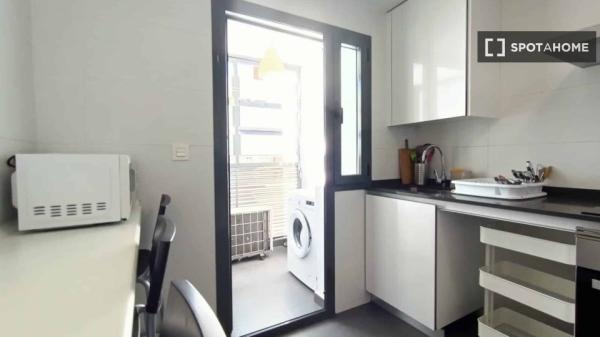 Se alquila habitación en apartamento de 3 dormitorios en Madrid