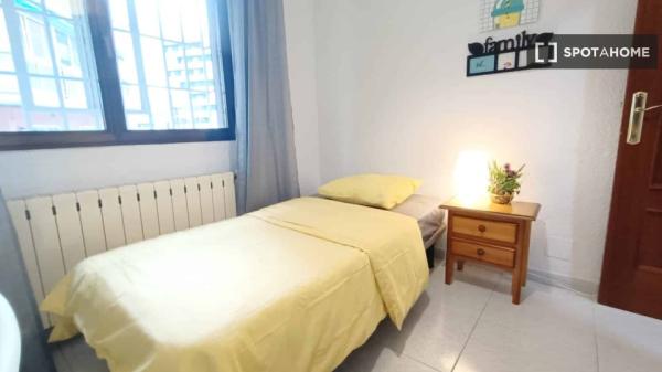 Se alquila habitación en piso de 4 dormitorios en Madrid