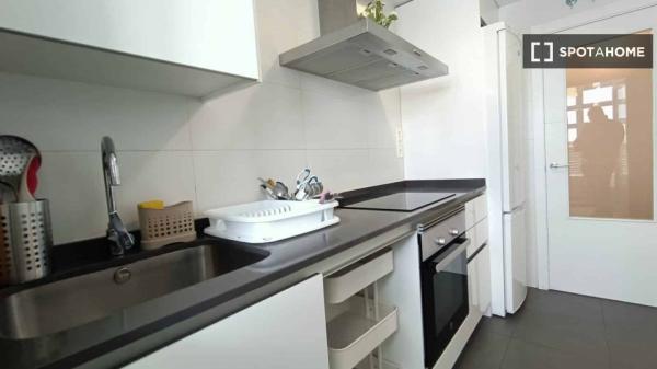 Se alquila habitación en apartamento de 3 dormitorios en Madrid