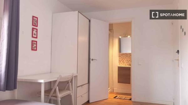 Pokój do wynajęcia w apartamencie z 2 sypialniami w Madrycie