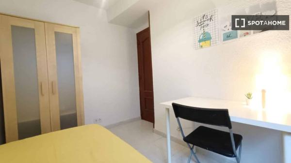 Se alquila habitación en piso de 4 dormitorios en Madrid