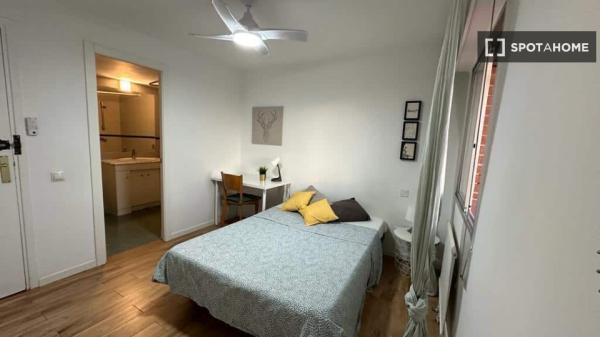 Se alquila habitación en piso de 2 dormitorios en madrid.