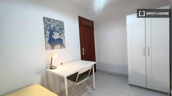 Se alquila habitación en piso de 4 dormitorios en Madrid