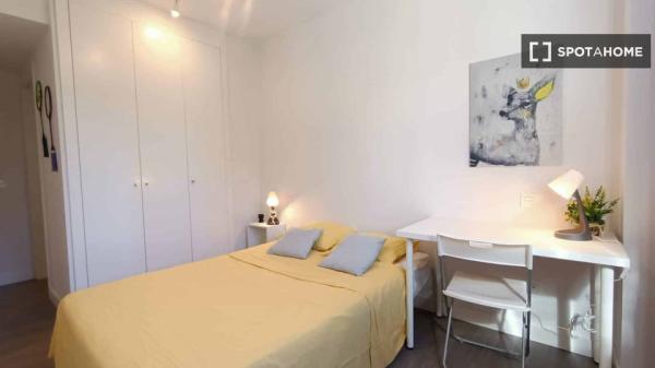 Se alquila habitación en apartamento de 3 dormitorios en Madrid