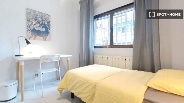 Se alquila habitación en piso de 4 dormitorios en Madrid