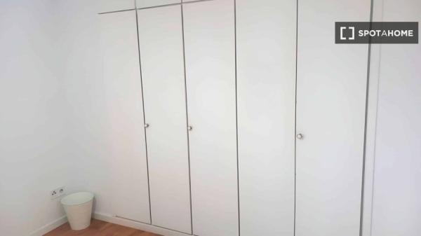 Pokój do wynajęcia w apartamencie z 2 sypialniami w Madrycie