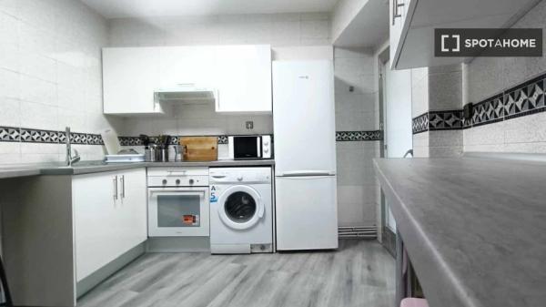 Se alquila habitación en piso de 4 dormitorios en Madrid