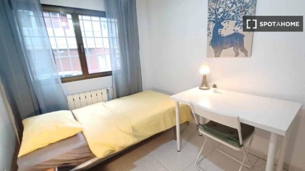 Se alquila habitación en piso de 4 dormitorios en Madrid