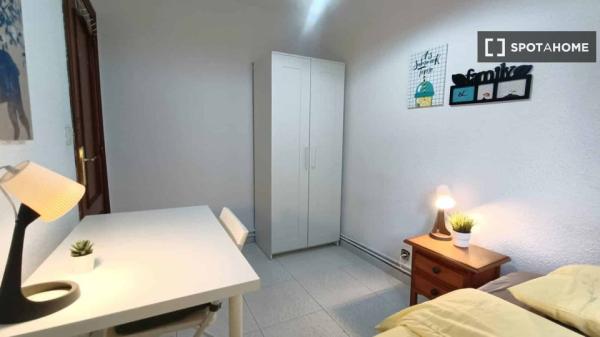 Se alquila habitación en piso de 4 dormitorios en Madrid