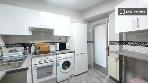 Se alquila habitación en piso de 4 dormitorios en Madrid