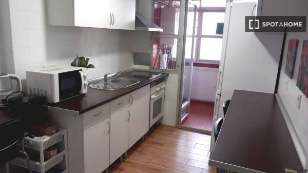 Se alquila habitación en piso de 2 dormitorios en madrid.