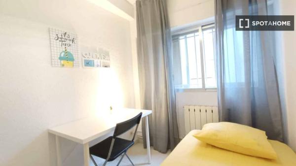 Se alquila habitación en piso de 4 dormitorios en Madrid