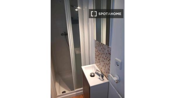 Se alquila habitación en piso de 2 dormitorios en madrid.