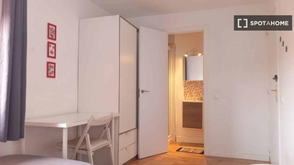 Se alquila habitación en piso de 2 dormitorios en madrid.