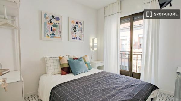 Habitación en piso compartido en madrid.