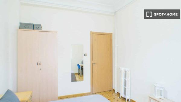 Chambre à louer dans un appartement de 7 chambres à Pacífico, Madrid