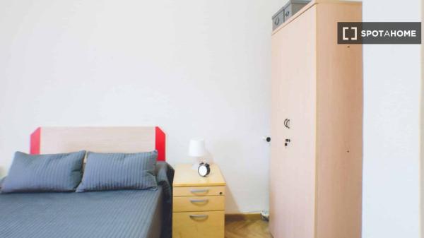 Chambre à louer dans un appartement de 7 chambres à Pacífico, Madrid