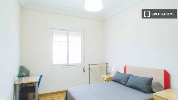 Chambre à louer dans un appartement de 7 chambres à Pacífico, Madrid