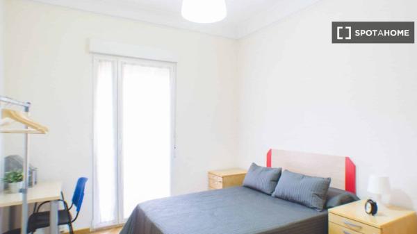 Chambre à louer dans un appartement de 7 chambres à Pacífico, Madrid