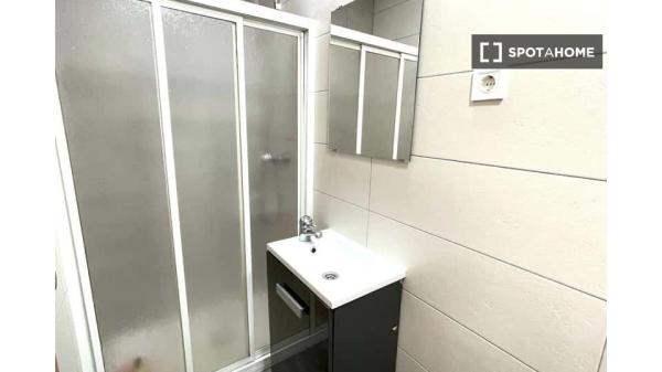 Aluga-se quarto em apartamento de 7 quartos em Pacífico, Madrid