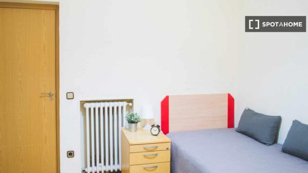 Chambre à louer dans un appartement de 7 chambres à Pacífico, Madrid