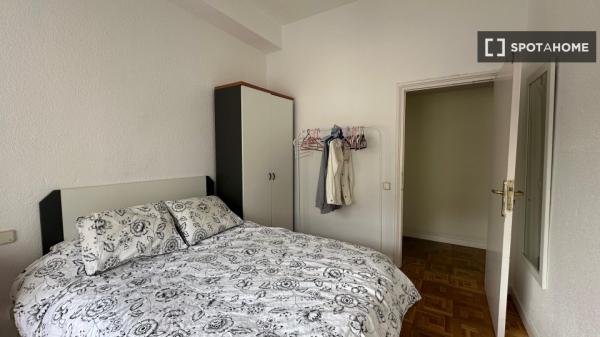 Se alquila habitación en piso de 4 dormitorios en Atocha, Madrid