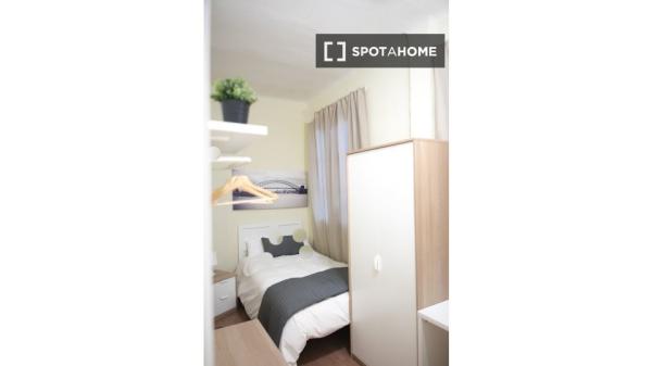 Zimmer zu vermieten in 5-Zimmer-Wohnung in Madrid